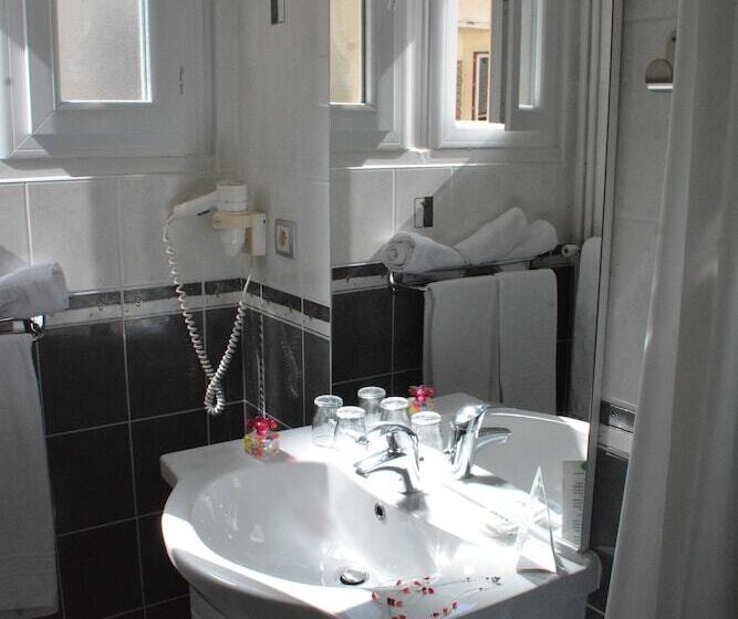 스탠다드 트리플 룸, Logis Hôtel Restaurant De France