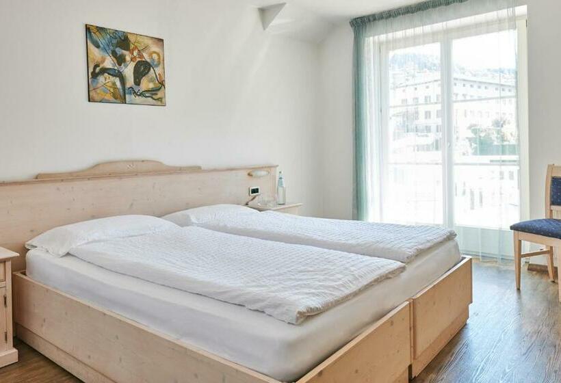 غرفة قياسية مطلة على الجبل, Europa