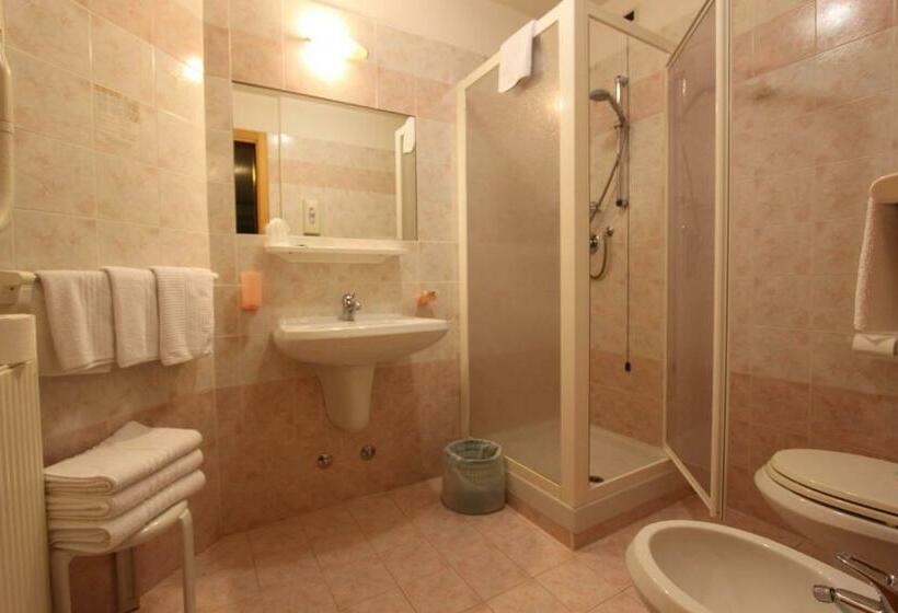 غرفة قياسية ثلاثية, Europa