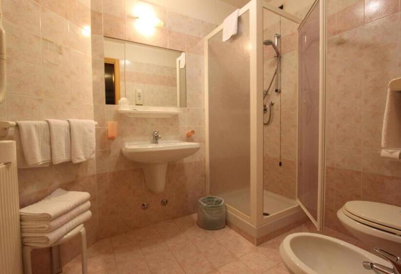 غرفة قياسية رباعية, Europa