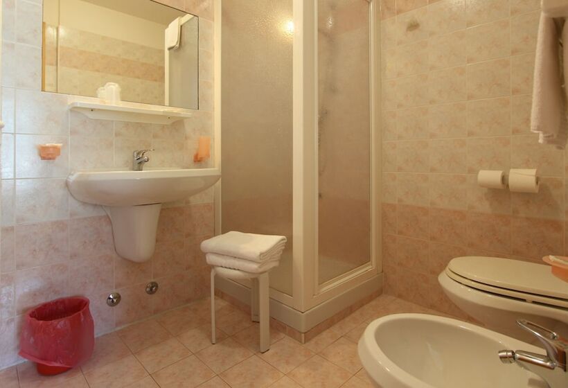 غرفة قياسية ثلاثية, Europa