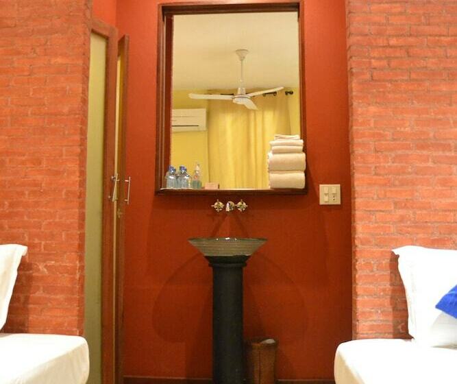 חדר סטנדרט, Inthira Thakhek