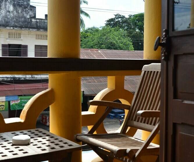 חדר דלוקס, Inthira Thakhek