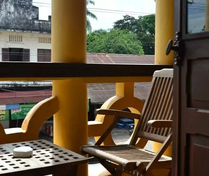 デラックスルーム, Inthira Thakhek