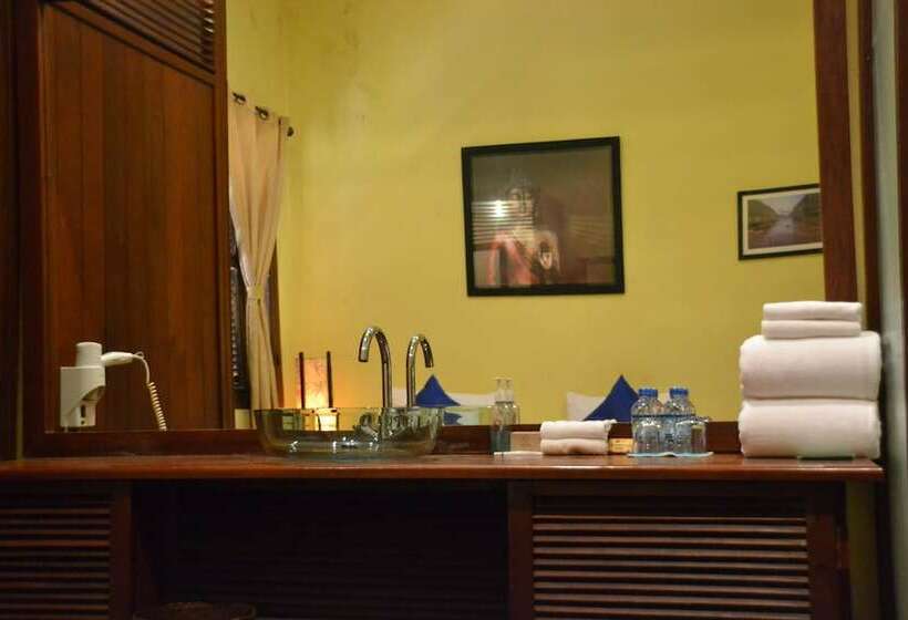 חדר דלוקס, Inthira Thakhek