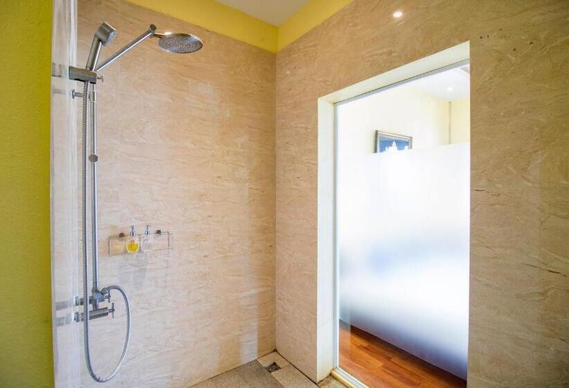 חדר דלוקס, Inthira Thakhek