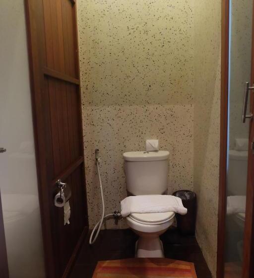 חדר דלוקס, Inthira Thakhek