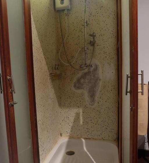 חדר דלוקס, Inthira Thakhek