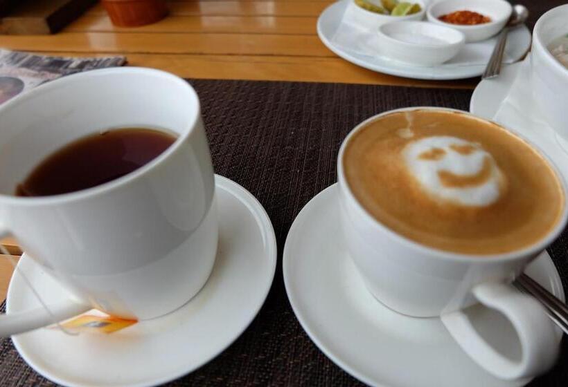 חדר דלוקס, Inthira Thakhek