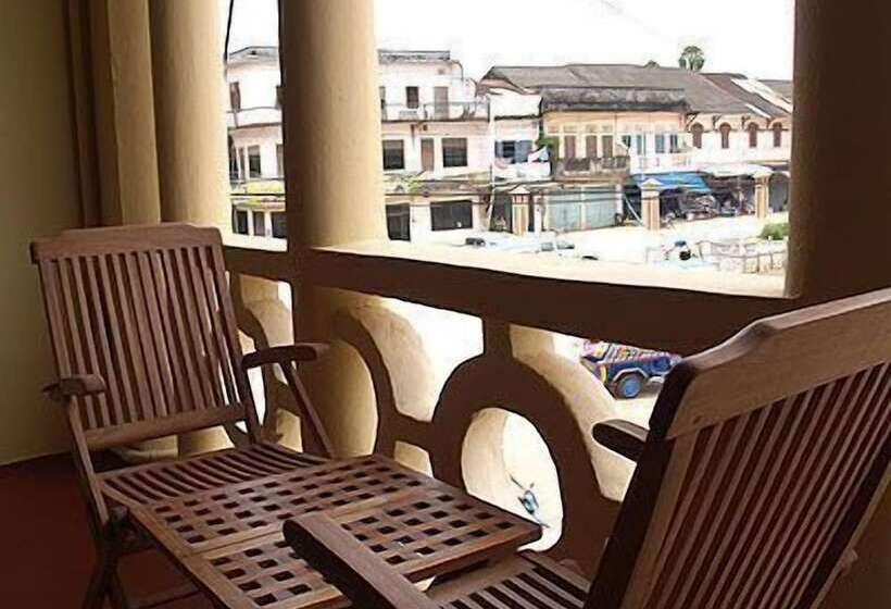 חדר דלוקס, Inthira Thakhek