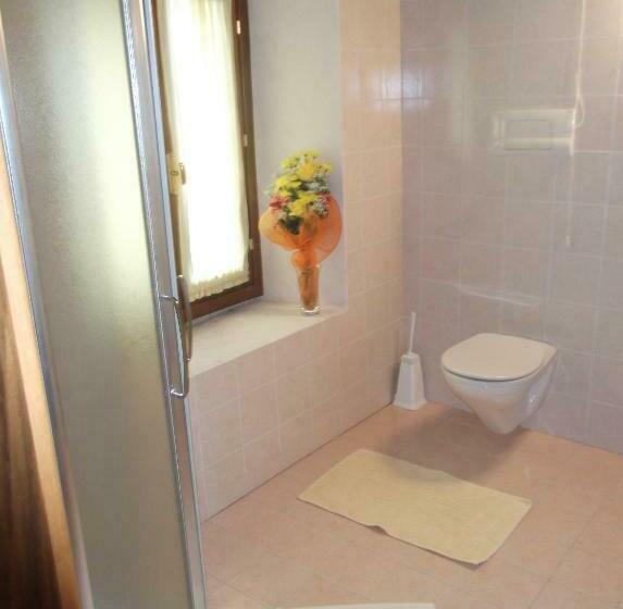 غرفة قياسية, La Corte