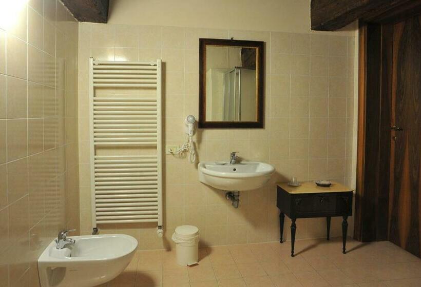 غرفة قياسية ثلاثية, La Corte