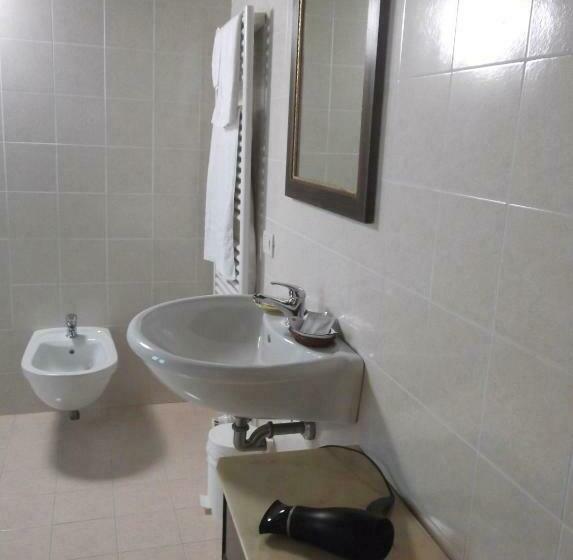 غرفة قياسية ثلاثية, La Corte