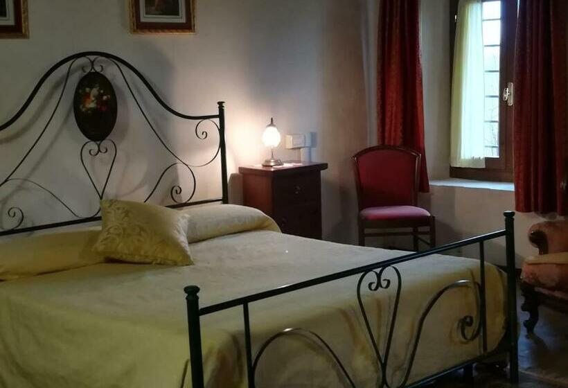 غرفة قياسية, La Corte