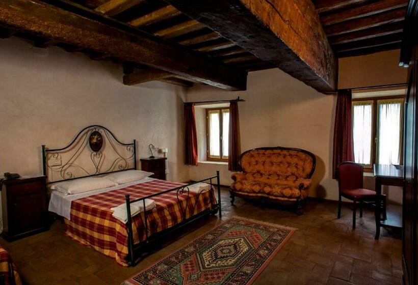 غرفة قياسية ثلاثية, La Corte