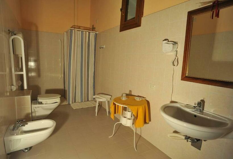 غرفة قياسية رباعية, La Corte