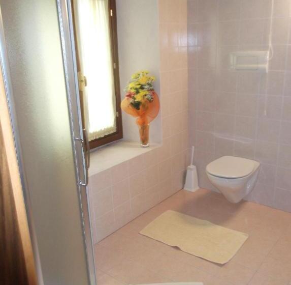 غرفة قياسية رباعية, La Corte