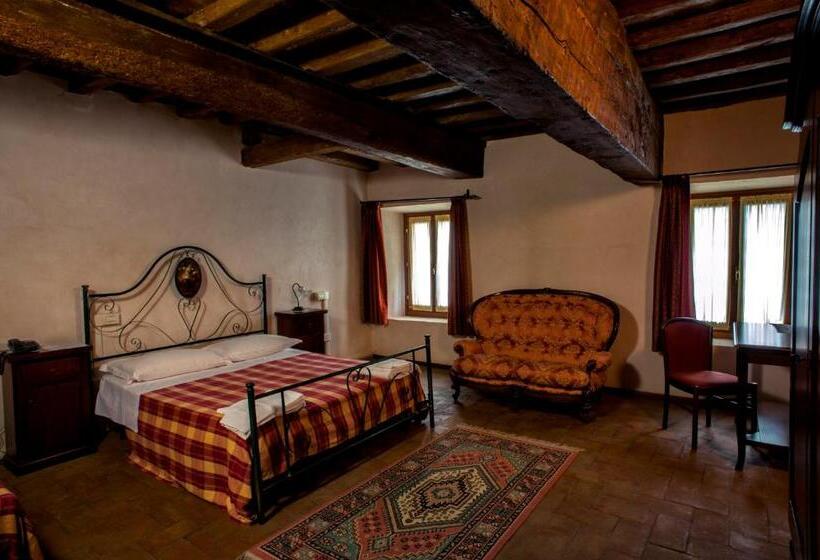 غرفة قياسية رباعية, La Corte