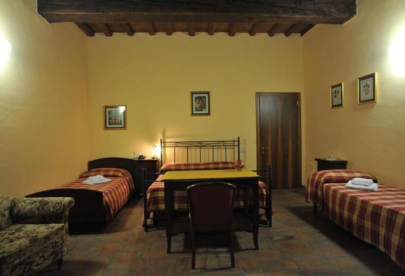 غرفة قياسية رباعية, La Corte