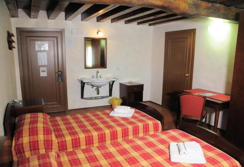 غرفة قياسية حمام مشترك, La Corte