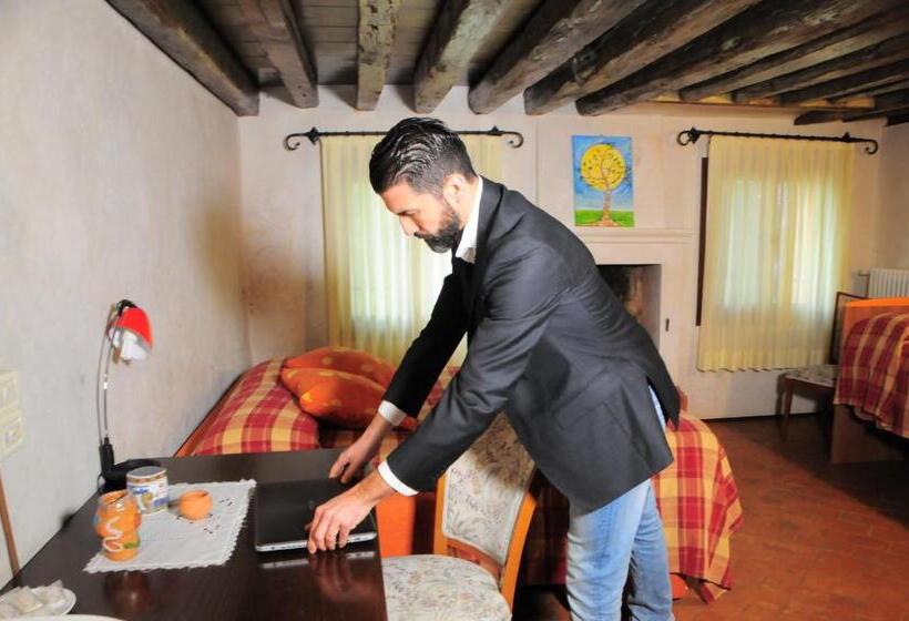 غرفة قياسية حمام مشترك, La Corte