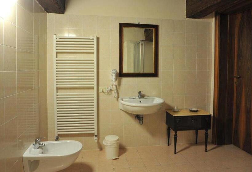 غرفة قياسية فردية, La Corte