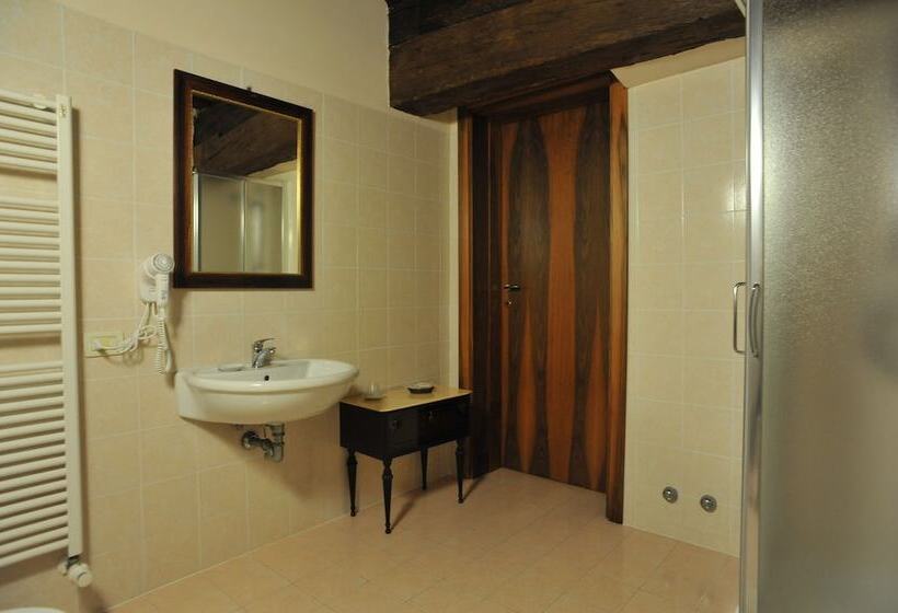 غرفة قياسية رباعية, La Corte