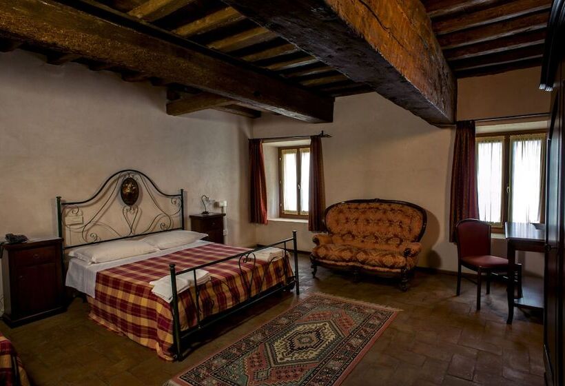 غرفة قياسية ثلاثية, La Corte