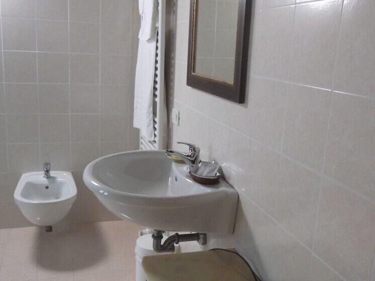 غرفة قياسية ثلاثية, La Corte