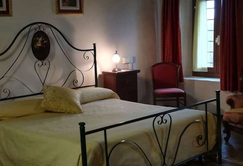 غرفة قياسية, La Corte