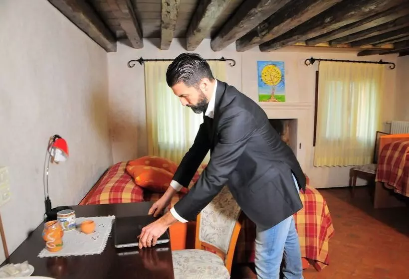 バスルーム共有のシングルスタンダード, La Corte
