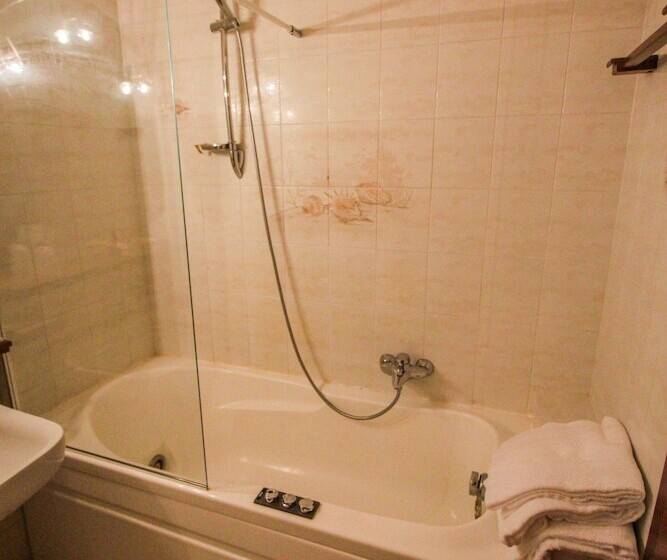 חדר סטנדרט לשלושה, Moderno