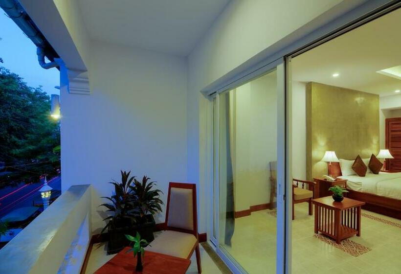 اتاق لوکس با چشم‌انداز شهر, Shadow Angkor Residence