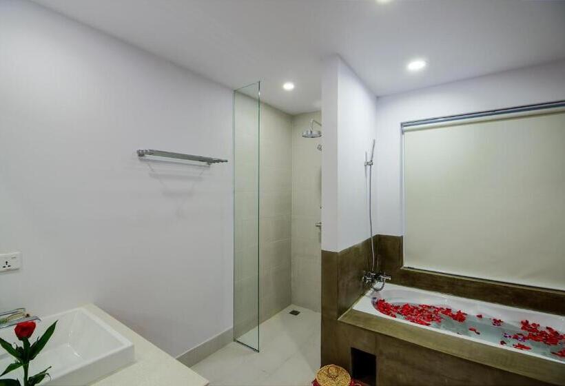 سوئیت با چشم‌انداز رودخانه, Shadow Angkor Residence