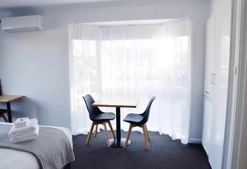 سوئیت 2 خوابه, Eight Spence