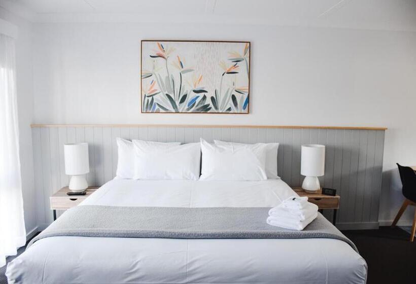 اتاق استاندارد سه نفره, Eight Spence