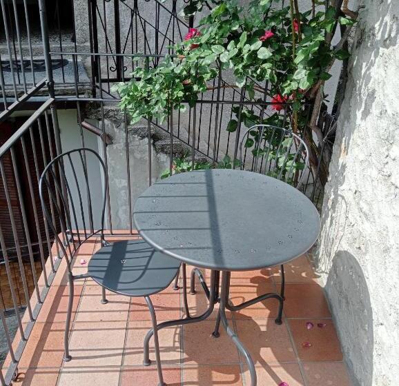 1 Bedroom Apartment Lake View, La Turr De Mezz