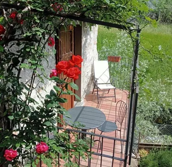 1 Bedroom Apartment Lake View, La Turr De Mezz