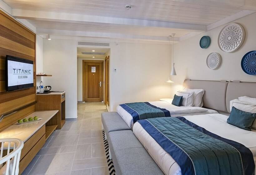 غرفة قياسية إطلالة جانبية علي البحر, Titanic Luxury Collection Bodrum