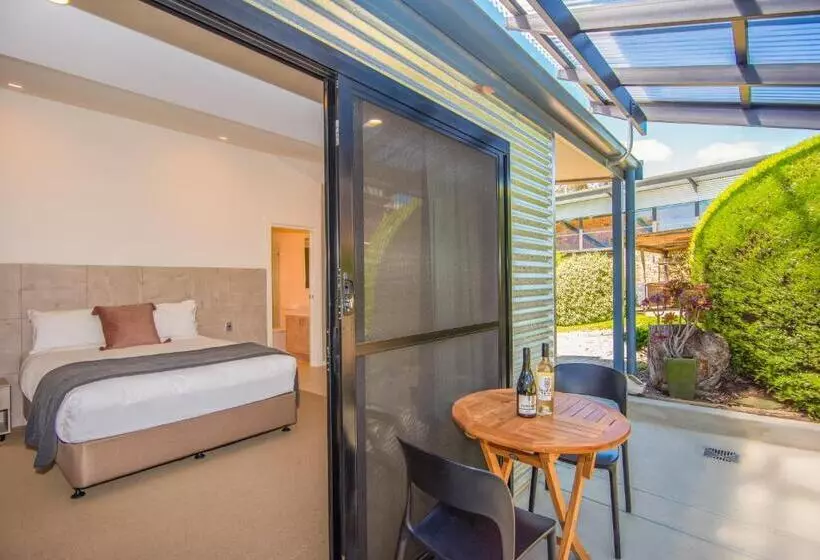 Suite Queen Bed, Longview Vineyard