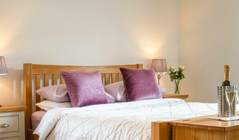 חדר דחוקס עם מיטת קינג, Slades Farm