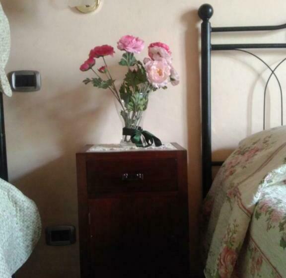 اتاق خانوادگی, Angelini