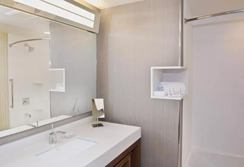 キングサイズベッドのスタンダードルーム, Courtyard By Marriott Seattle Everett Downtown