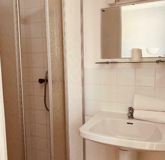 اتاق استاندارد سه نفره, De L Europe