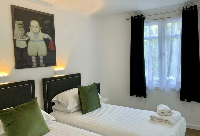 اتاق استاندارد سه نفره, Sarum Apart