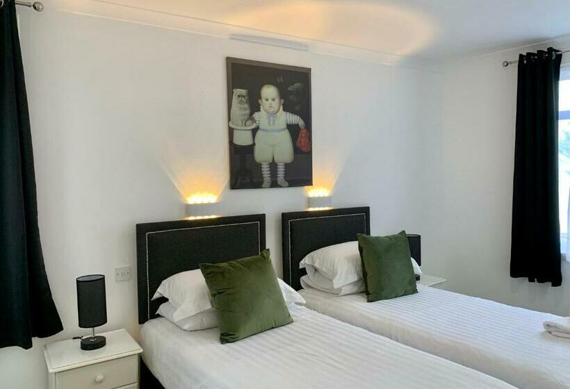 اتاق استاندارد سه نفره, Sarum Apart