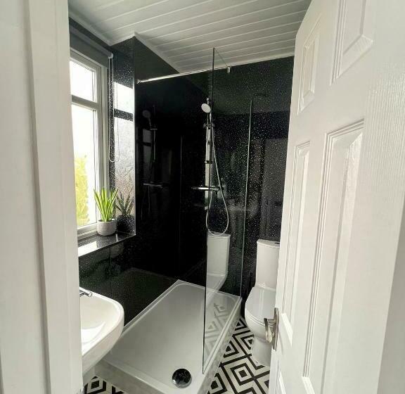 اتاق استاندارد سه نفره, Sarum Apart