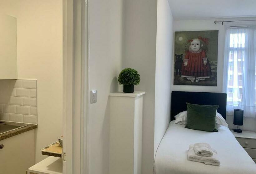 اتاق استاندارد سه نفره, Sarum Apart