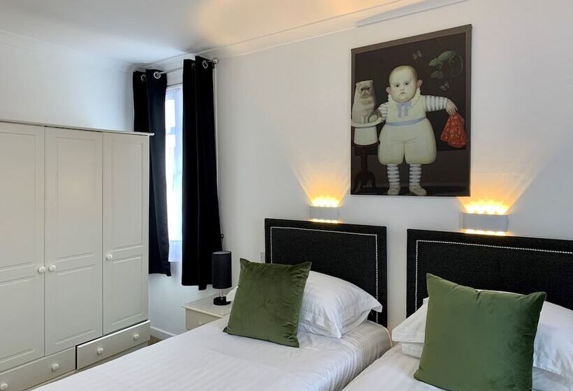 اتاق استاندارد سه نفره, Sarum Apart