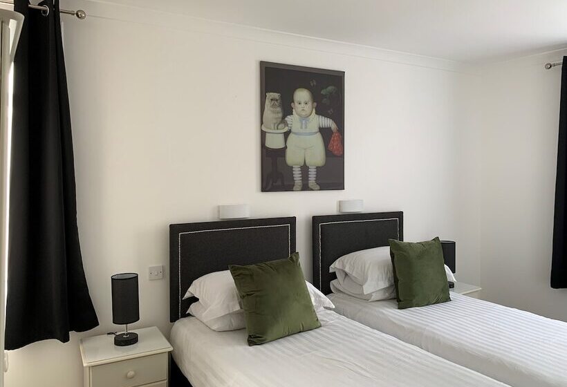 اتاق استاندارد سه نفره, Sarum Apart